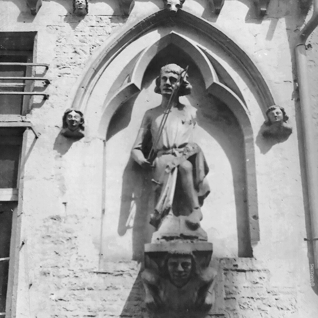 The building owes its name to the statues of musicians adorned its facade before 1914. © Reims, BM