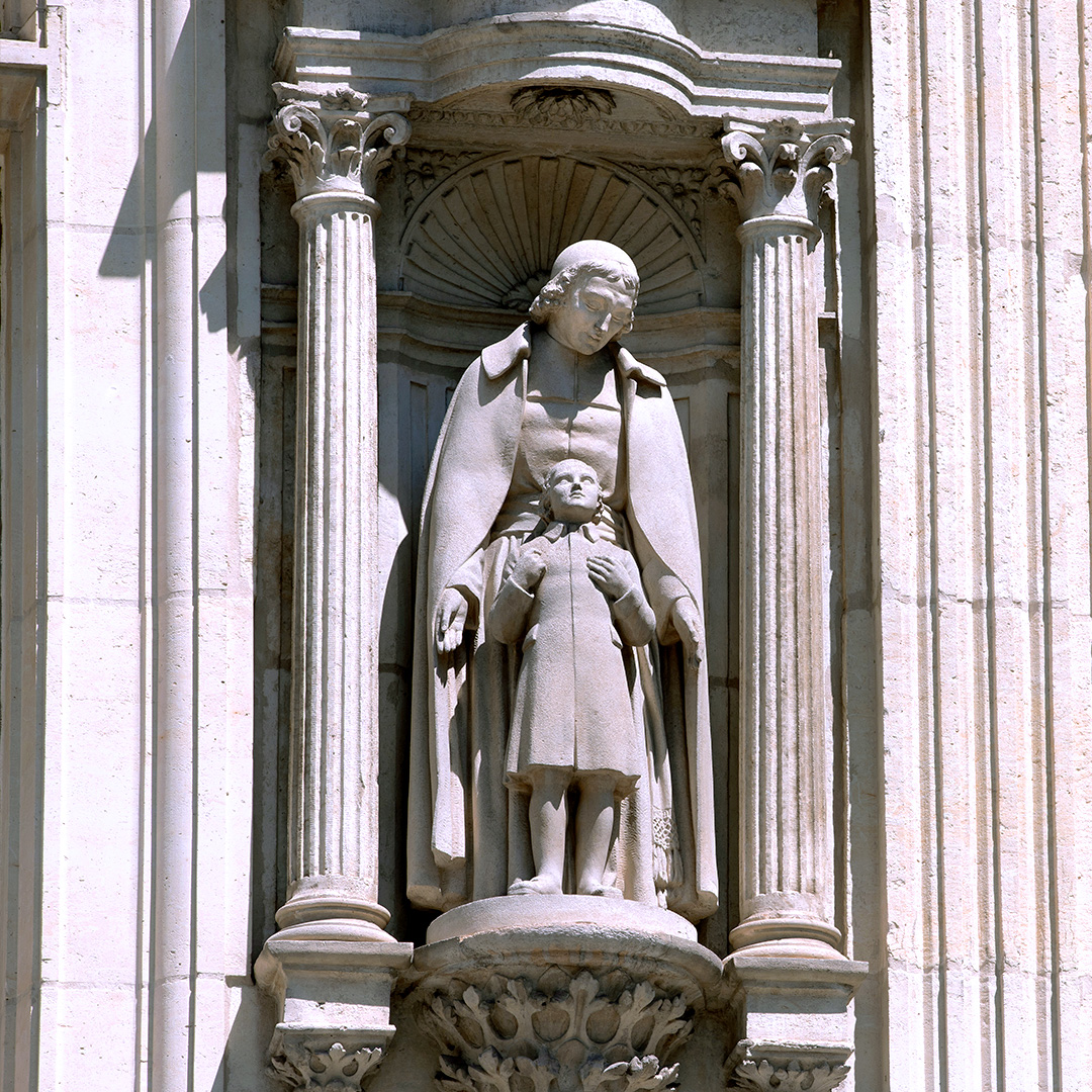 Statue de Saint Jean-Baptiste de La Salle, placée sur la façade en 1952.
