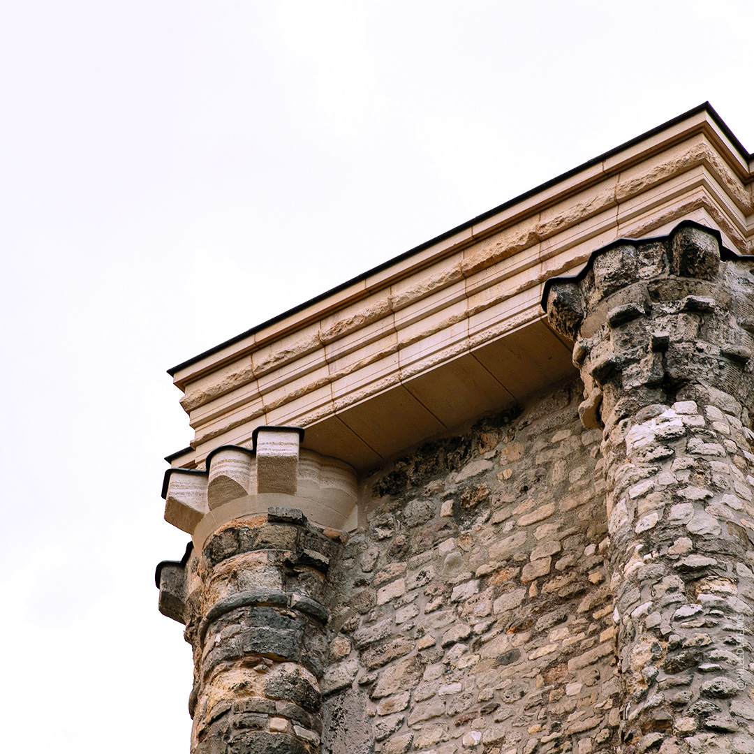 Les chapiteaux, apparemment dérivés du corinthien, sous corniche haute (partie sommitale rénovée) sont partiellement conservés et feront l'objet d'une rénovation dans un second temps. ©Ville de Reims