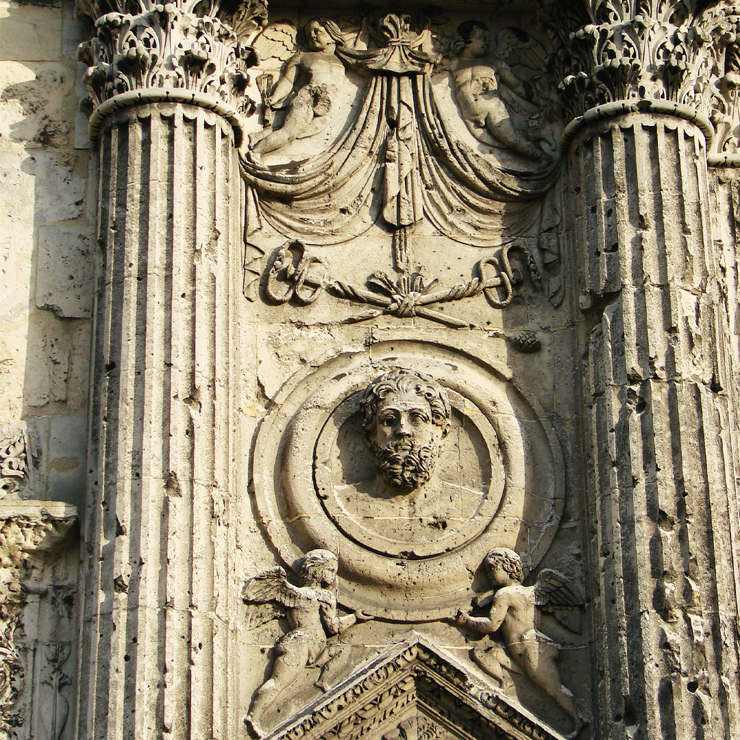 Buste, représentant peut-être le dieu Mercure (d'après les caducées au-dessus), assimilé au dieu gaulois Esus et très vénéré dans la Gaule Belgique. ©Ville de Reims