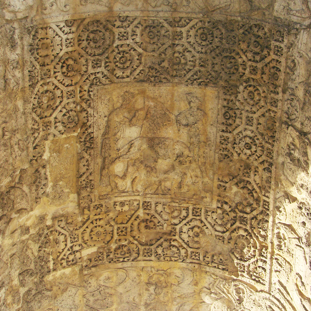Auf der Innenseite der Gewölbe, die heute sehr zerfallen ist, sieht man eine Darstellung von Romulus und Remus, die von der Wölfin gesäugt werden. © Stadt Reims