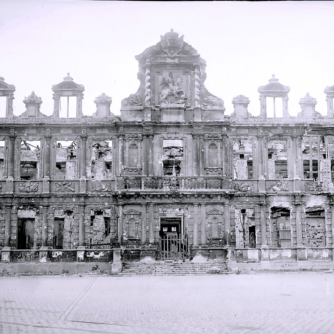 L'hôtel de ville après l'incendie de 1917. Seule la façade subsiste. ©BNF