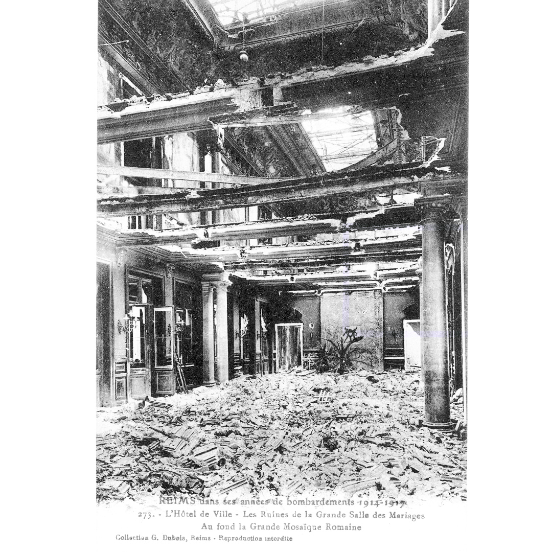 Das Rathaus nach dem Brand von 1917. © BNF