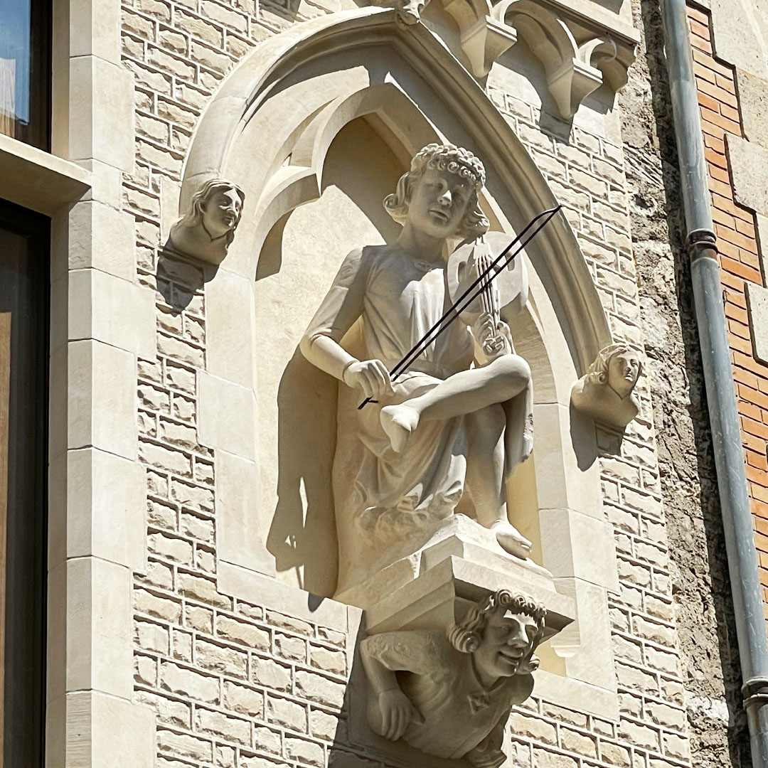 Copie des statues restaurées sur la maison des musiciens grâce à une opération de mécénat.
Le joueur de vièle. @Ville de Reims