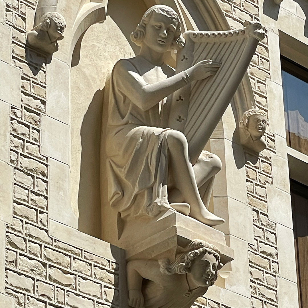 Copie des statues restaurées sur la maison des musiciens grâce à une opération de mécénat.
Le joueur de harpe. @Ville de Reims
