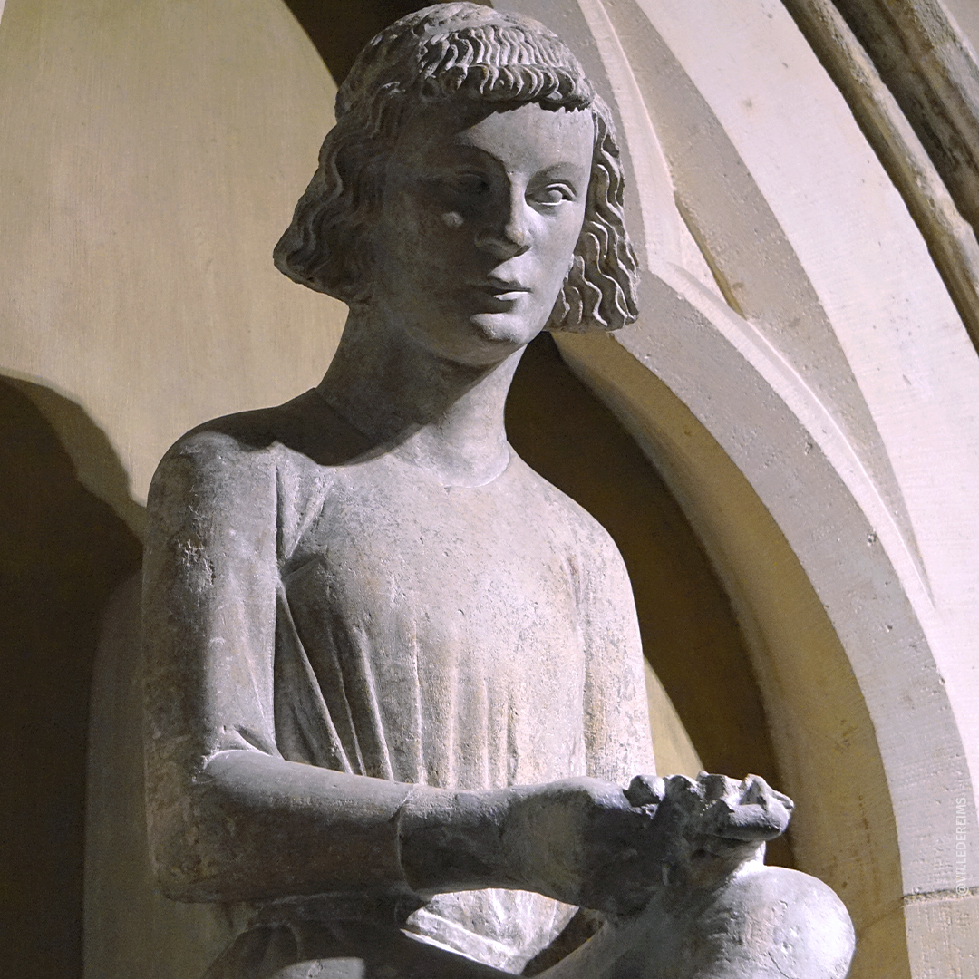 Der Zuhörer. Der Stifter dieser Statue wollte eine aristokratische Lebensweise zeigen, indem er die Falkenjagd (die Hände werden durch Stulpen geschützt) mit einem höfischen Konzert verband. @Stadt Reims