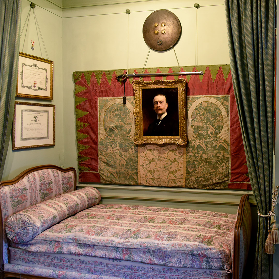 Museum Le Vergeur, slaapkamer. Boven het bed, een portret van Hugues Krafft (1853-1935), oprichter van de vereniging Amis du Vieux Reims, die het hotel in 1910 kocht. ©Ville de Reims