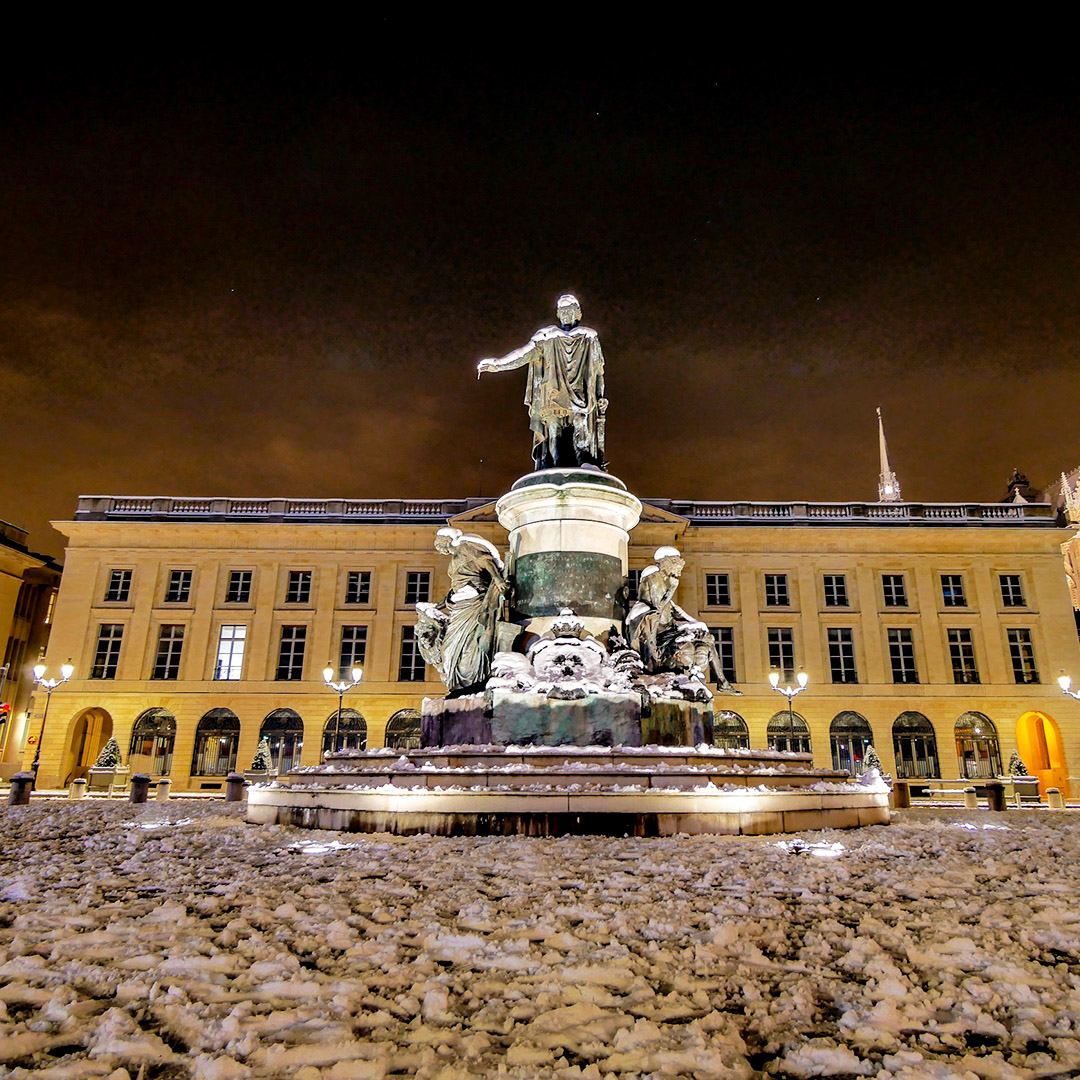 Statue de Louis XV sous la neige. ©Ville de Reims