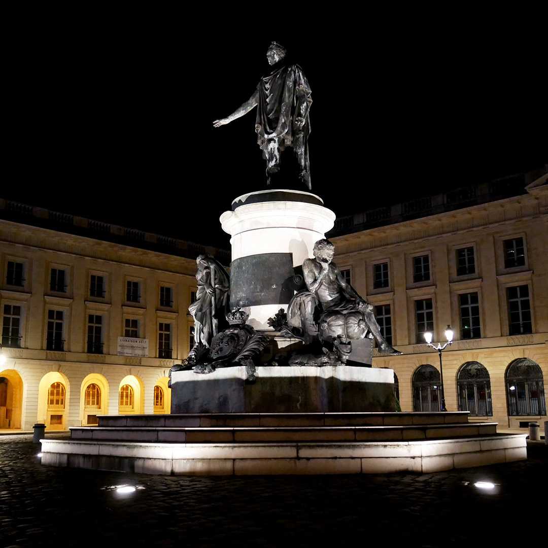Statue sommitale de Louis XV en empereur romain, par Pierre Cartellier. Vue de nuit. ©Ville de Reims