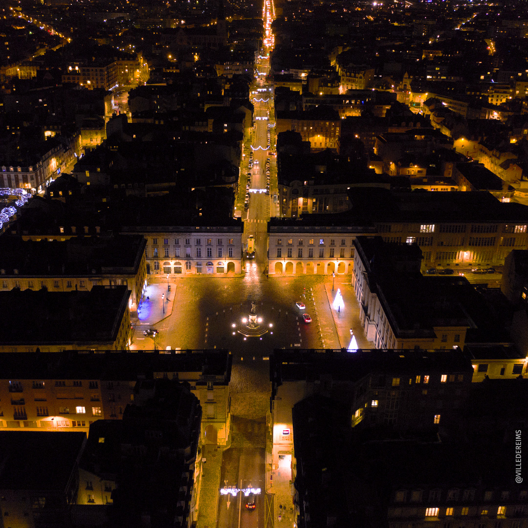 Der Place Royale in der Nacht, Luftaufnahme. © Stadt Reims
