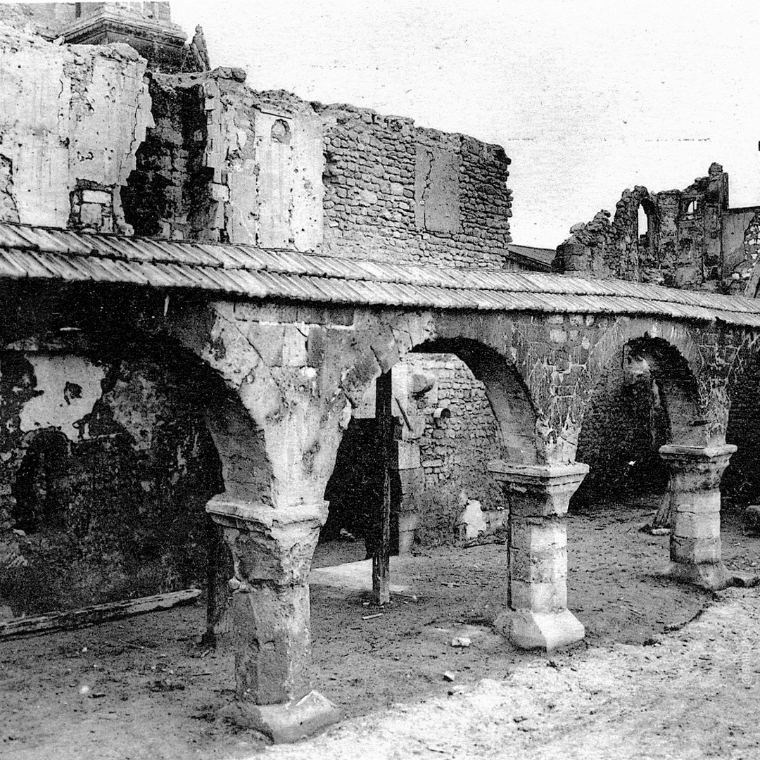 Ruins of the Le Trésor building in 1919. ©Reims, BM
