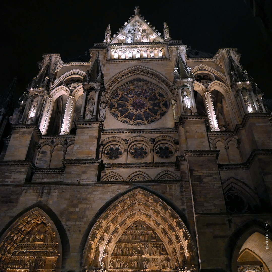 North façade lit at night. ©Ville de Reims