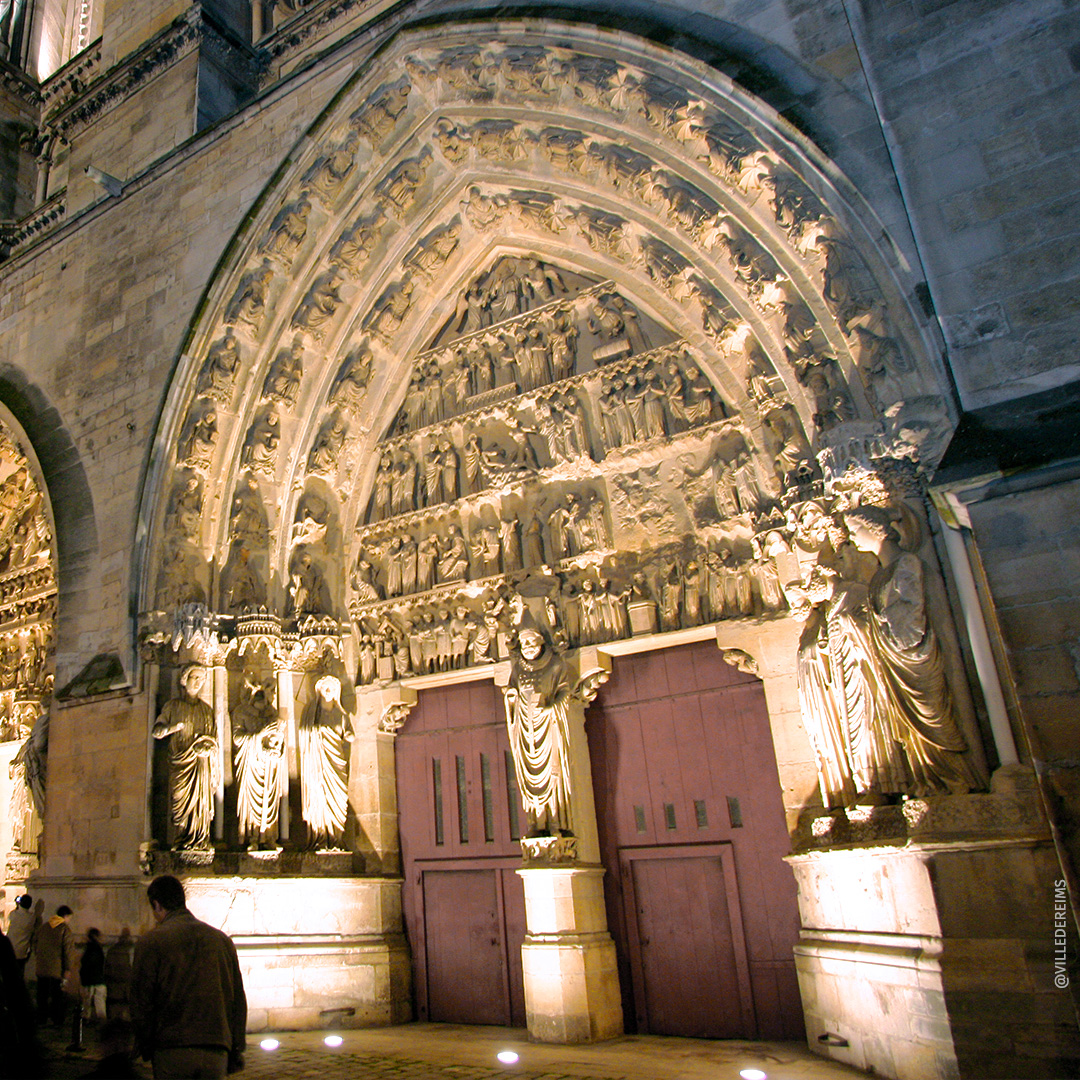 Porche central avec une statuaire contant la vie de saint Remi et celle de saint Nicaise. ©Ville de Reims