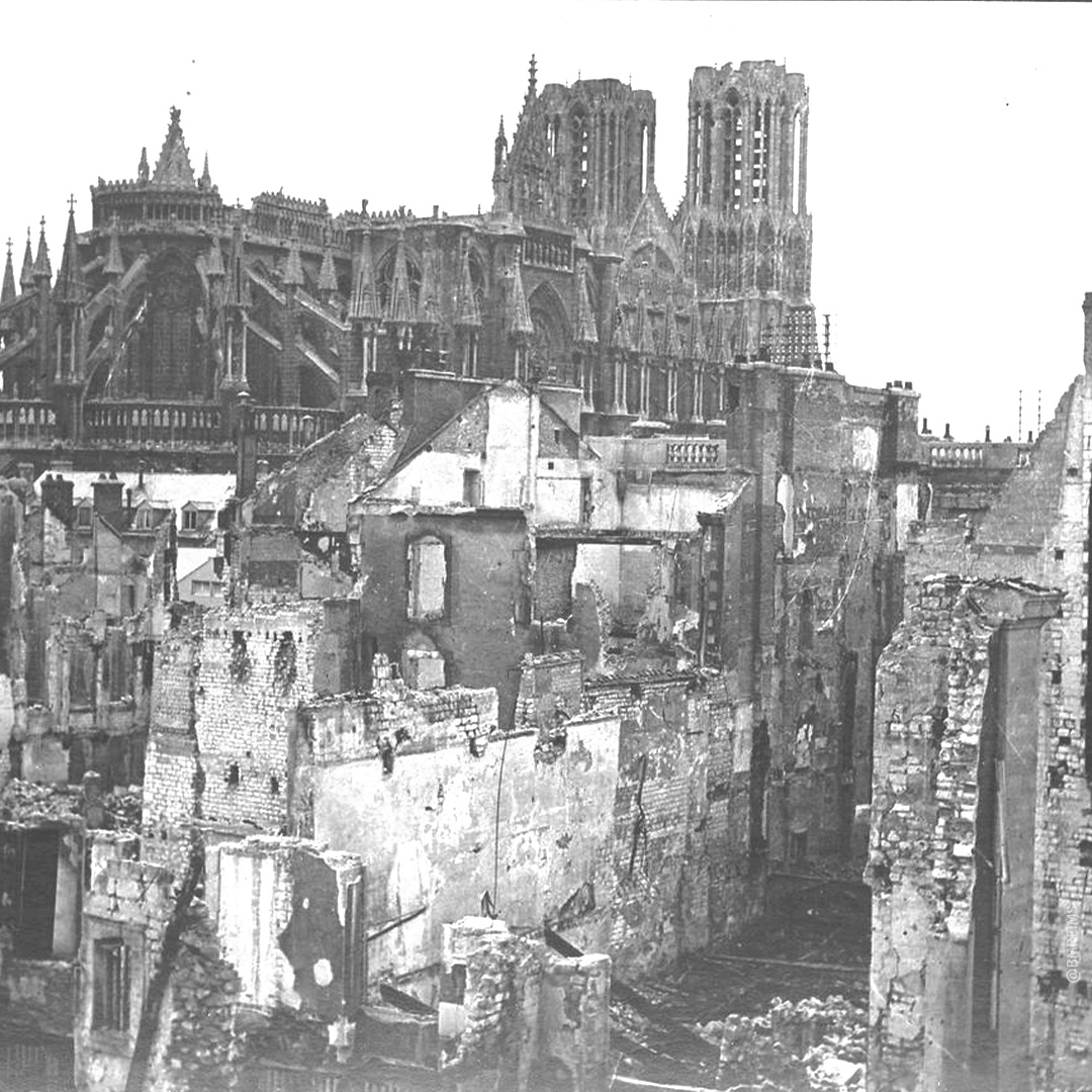 Ansicht der Kathedrale Notre-Dame nach den Bombardierungen von 1914. © Reims, BM