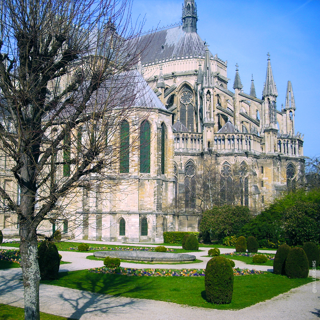 Square Henri Deneux derrière la cathédrale. ©Ville de Reims