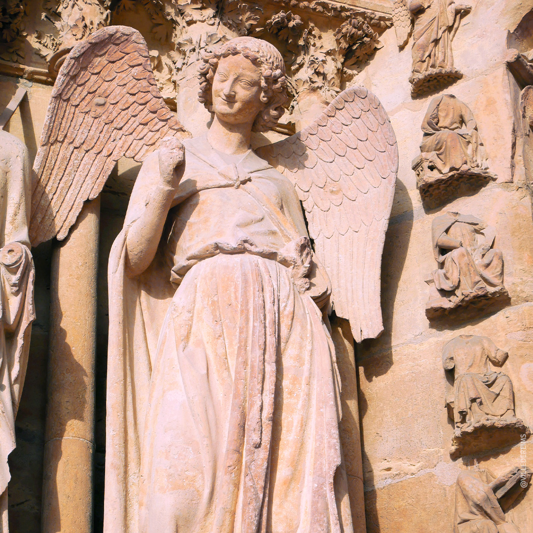 L'Ange au Sourire, dénommé aussi Sourire de Reims, est une statue sculptée vers 1240. Cette statue se trouve au portail nord de la façade occidentale de la cathédrale. ©Ville de Reims