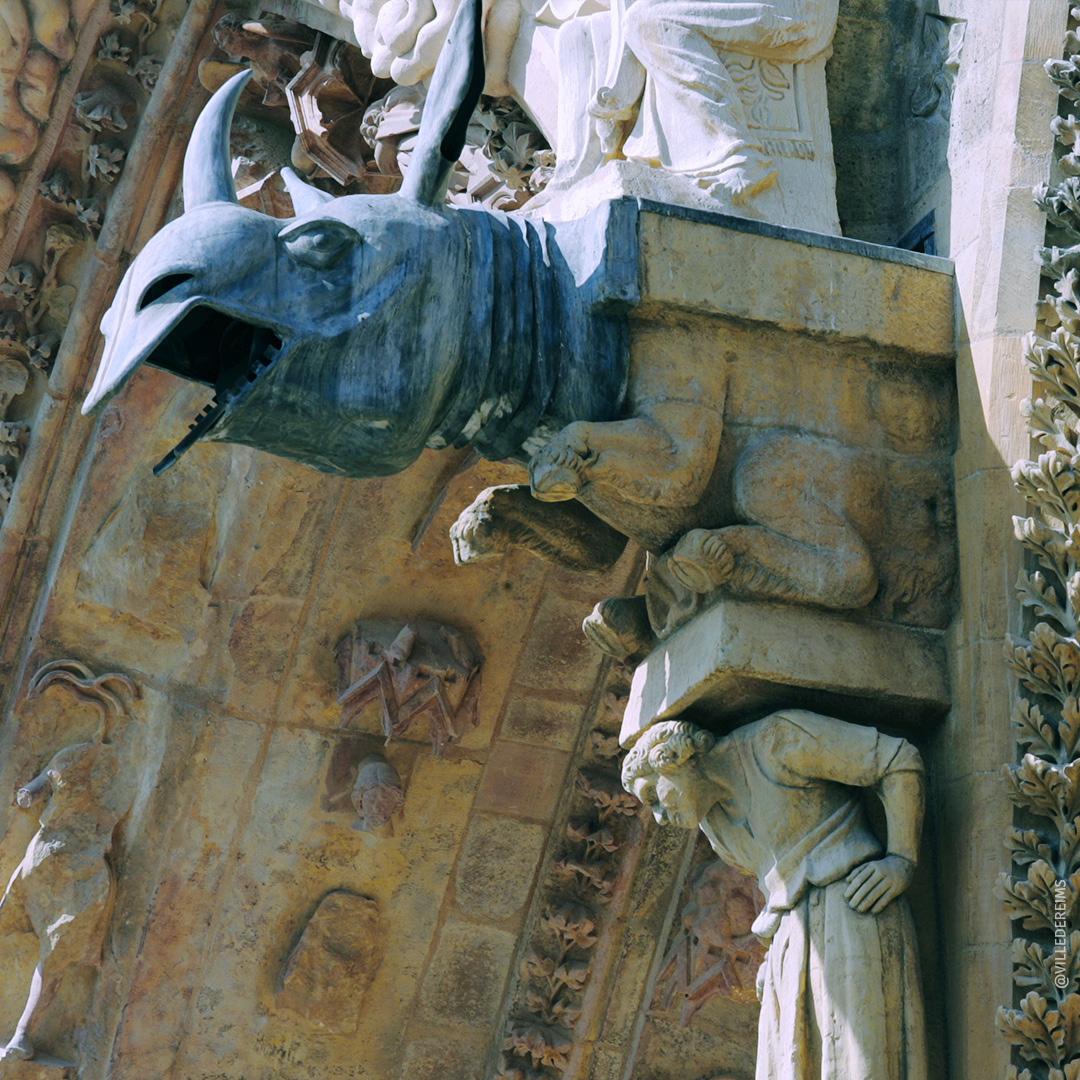 De nombreuses gargouilles ornent la cathédrale. Lors des bombardements de 1914, le plomb de la toiture fond et se déverse par les gargouilles, détruisant la résidence des archevêques : le palais du Tau. ©Ville de Reims