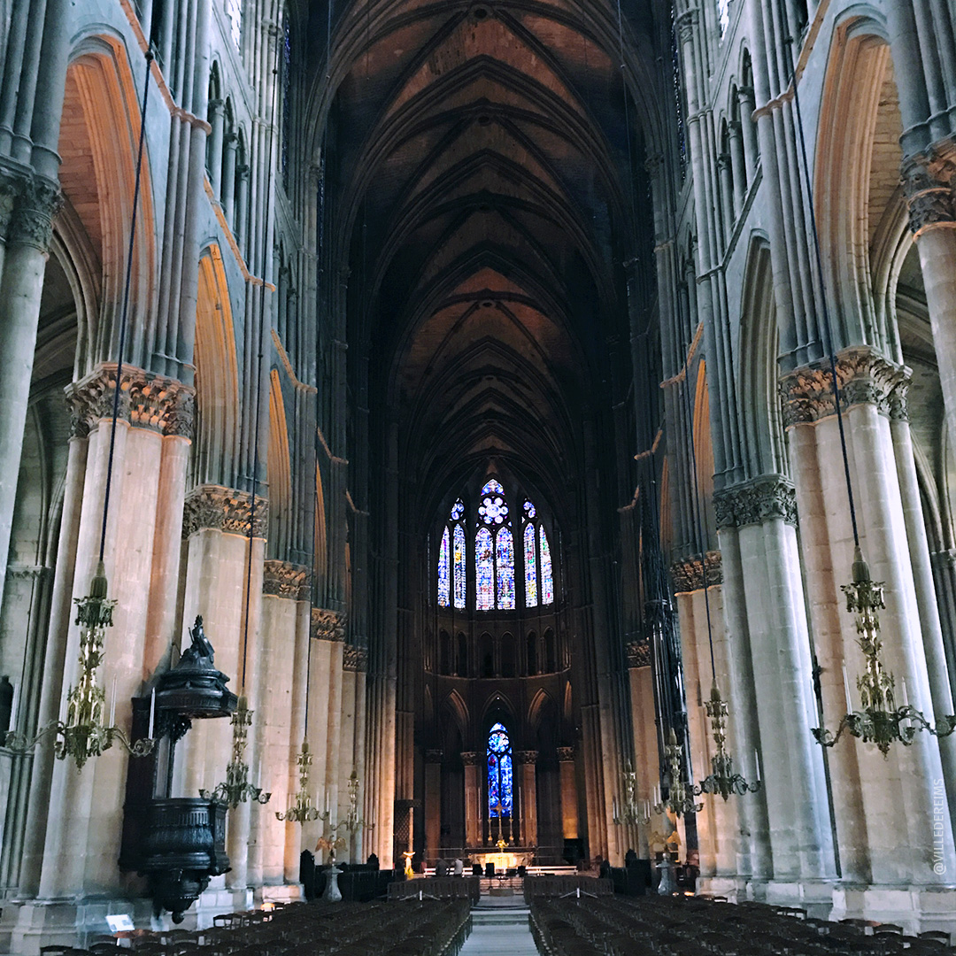  De hoogte is verdeeld in drie verdiepingen in het schip, de dwarsbeuk en het koor. Grote bogen vormen een scheiding tussen het middenschip en de zijbeuken. Boven deze grote bogen wordt de muur geaccentueerd door een triforium en hoge ramen. In vergelijking met de kathedraal van Parijs zijn de galerijen verdwenen onder invloed van de kathedraal van Chartres. ©Ville de Reims