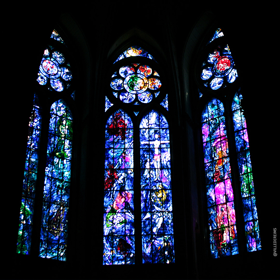 Les vitraux contemporains les plus célèbres sont trois fenêtres de Marc Chagall de 1974, situés dans la chapelle axiale : l'arbre de Jessé, les deux testaments et les grandes heures de Reims. ©Ville de Reims