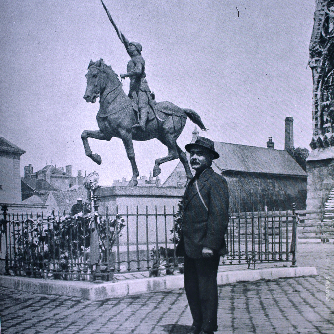 De schrijver Rudyard Kipling (The Jungle Book) poseert voor het standbeeld van Jeanne d'Arc in Reims in 1915.