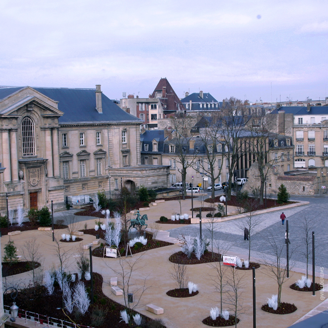 Uitzicht op het voorplein van de kathedraal en het standbeeld van Jeanne d'Arc vanaf het dak van de mediatheek. ©Stad van Reims