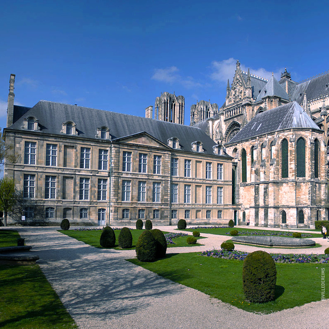 Arrière du palais du Tau vue du square Henry Deneux. ©Ville de Reims