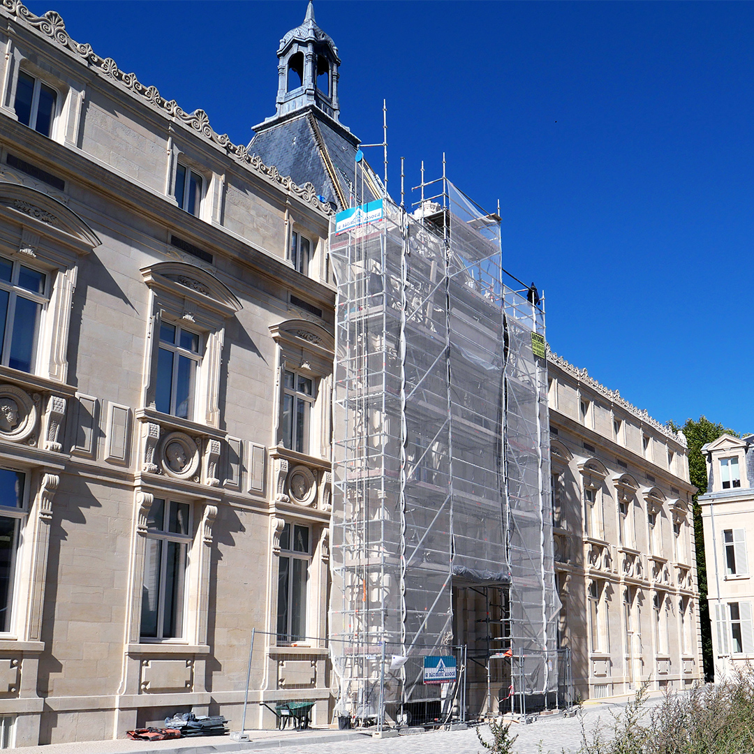 Façade principale en cours de rénovation. ©Ville de Reims