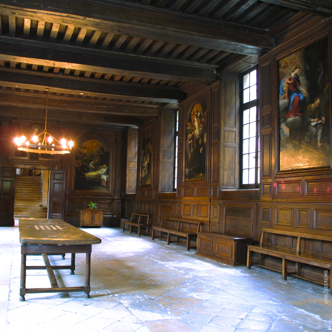 La salle de réfectoire. elle est ornée de boiseries et de peintures de Jean Hélart (1618-1685) retraçant la vie d'Ignace de Loyala et de François-Xavier. ©Ville de Reims