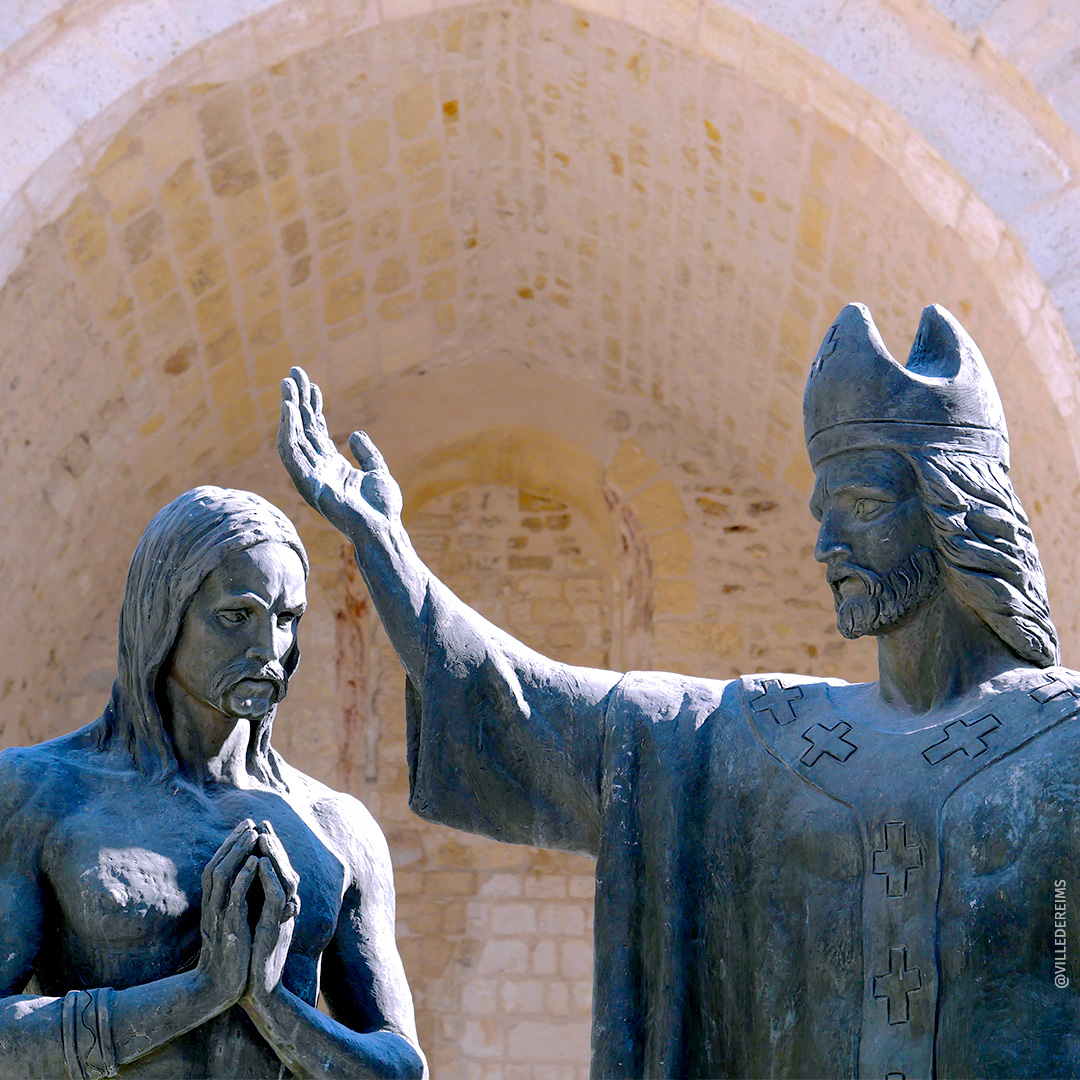 Statue représentant le baptême de Clovis par l'évêque Remi. ©Ville de Reims