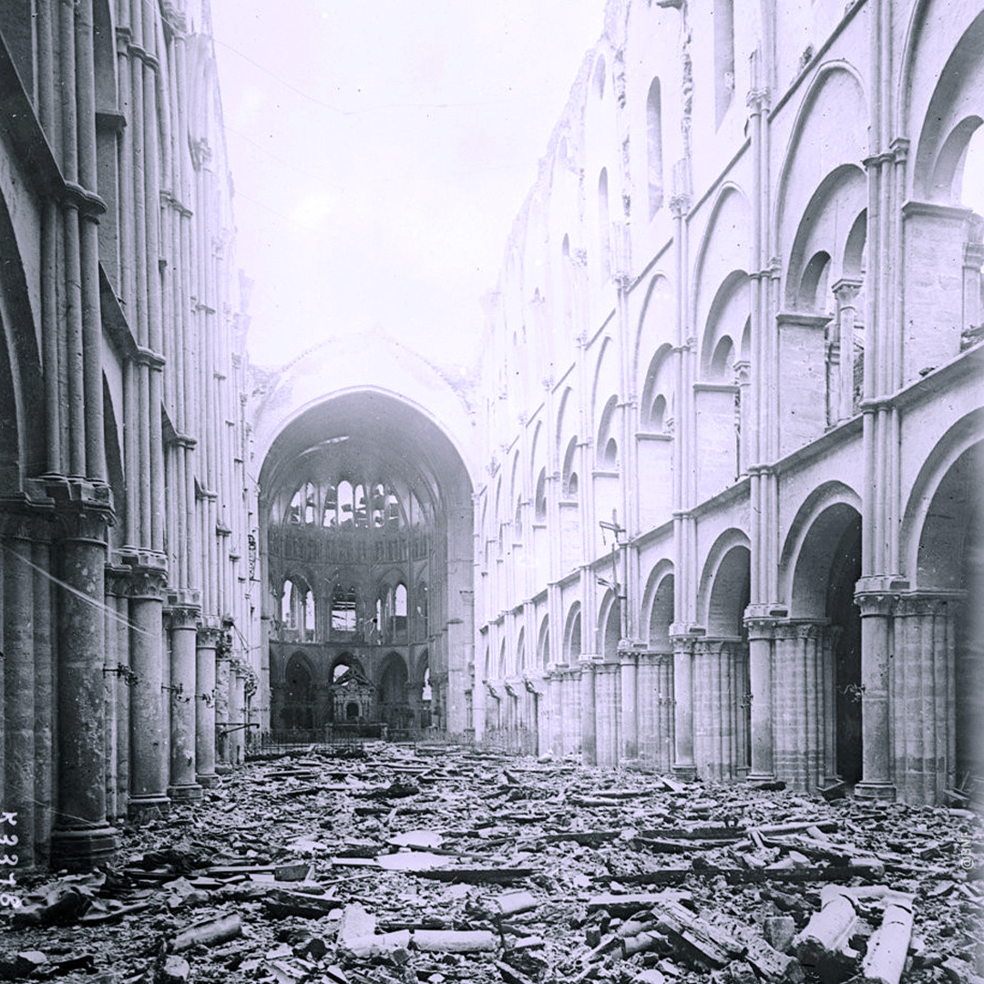 Intérieur de la nef de la basilique après les bombardements de 1914. ©BNF
