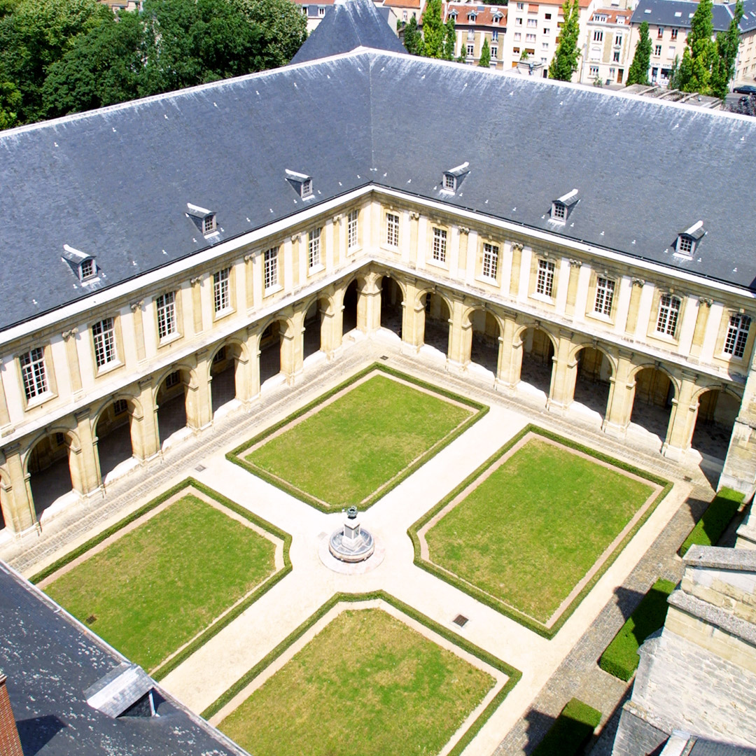 Musée Saint-Remi, vue aérienne du cloître. ©Ville de Reims