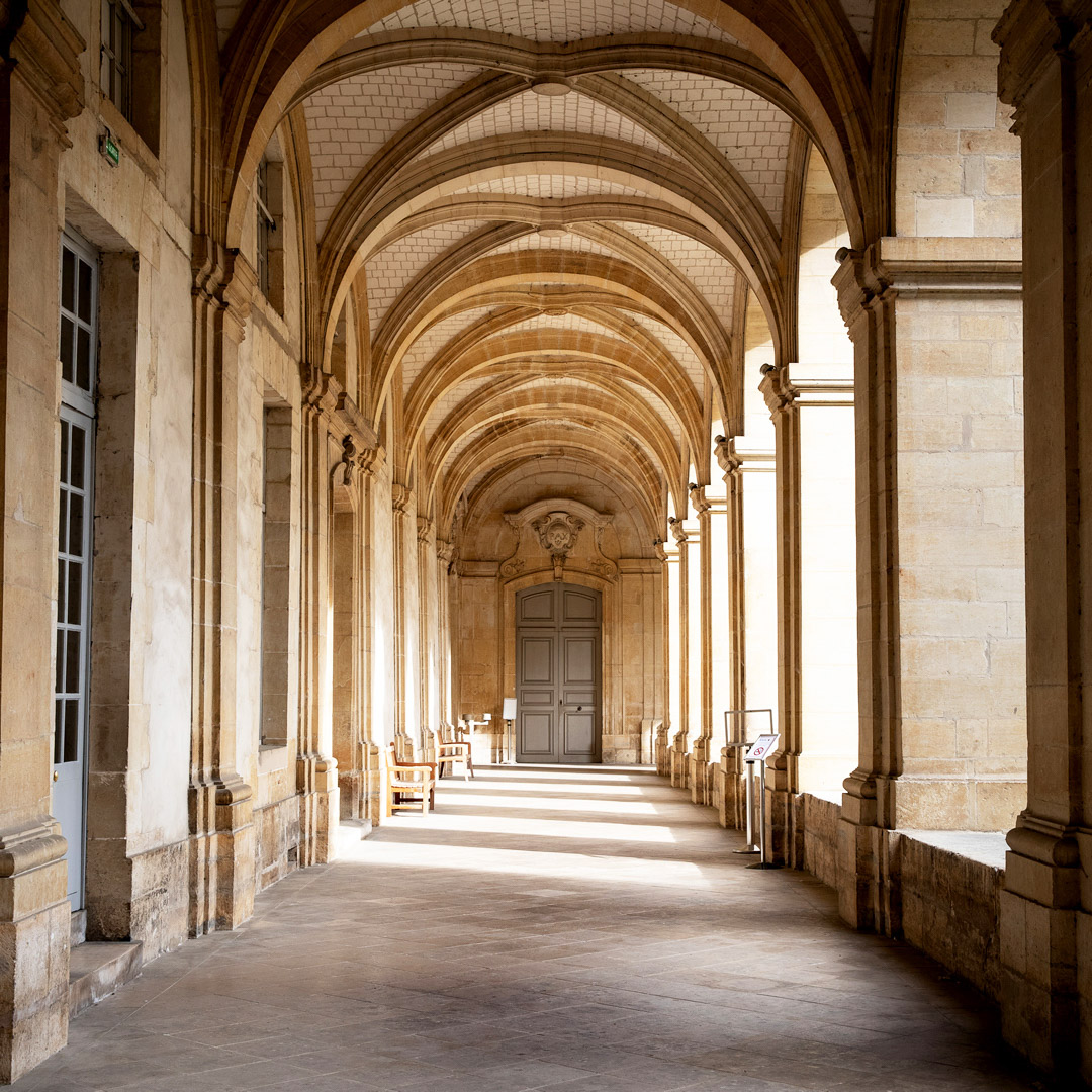 Inside the cloister at the Saint-Remi History Museum. ©Ville de Reims
