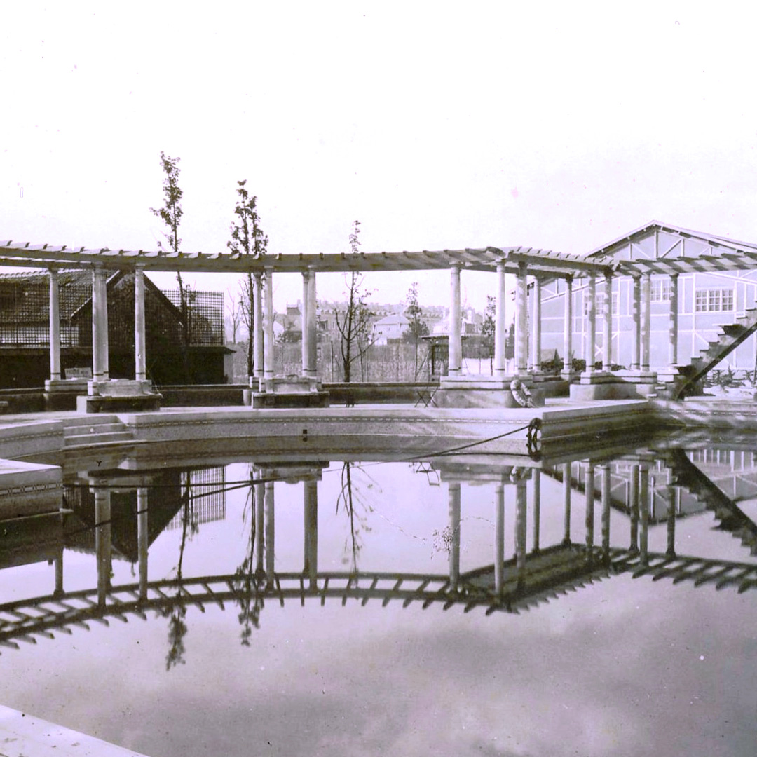 Schwimmbad des Tennisclubs nach seinem Bau.