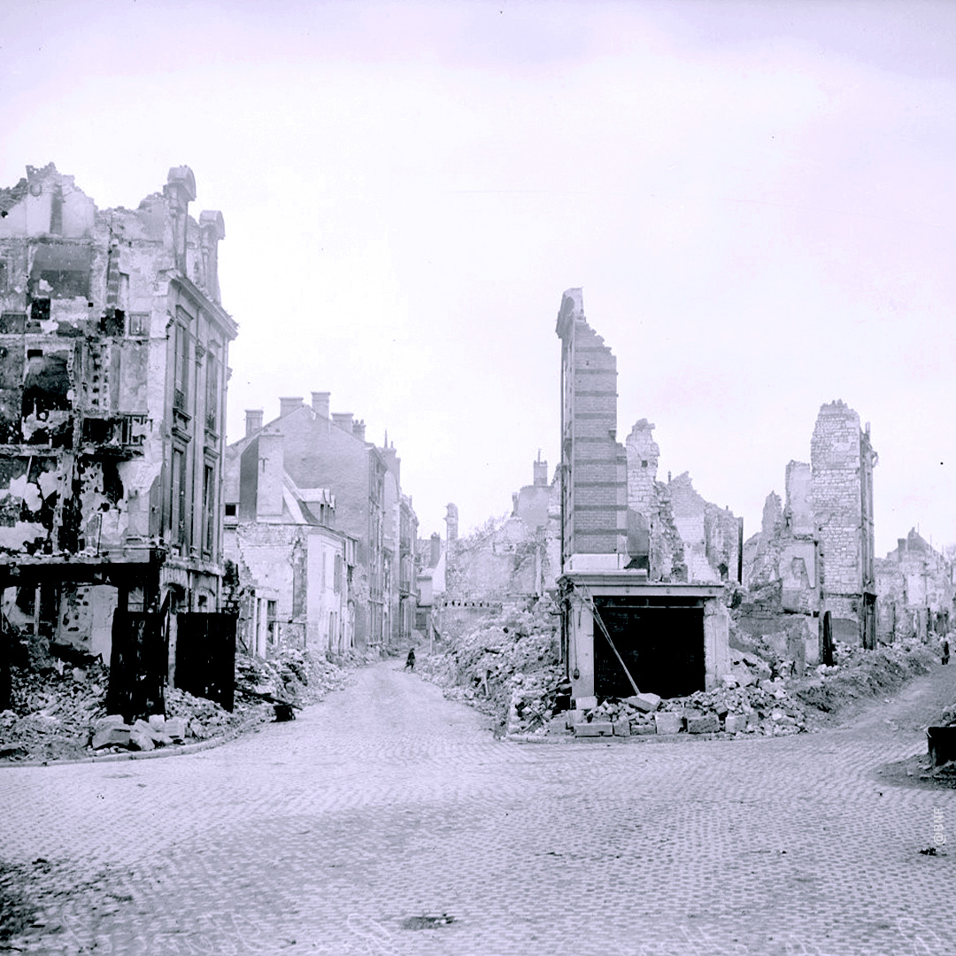Rue de Mars na de bombardementen in 1914. ©BNF