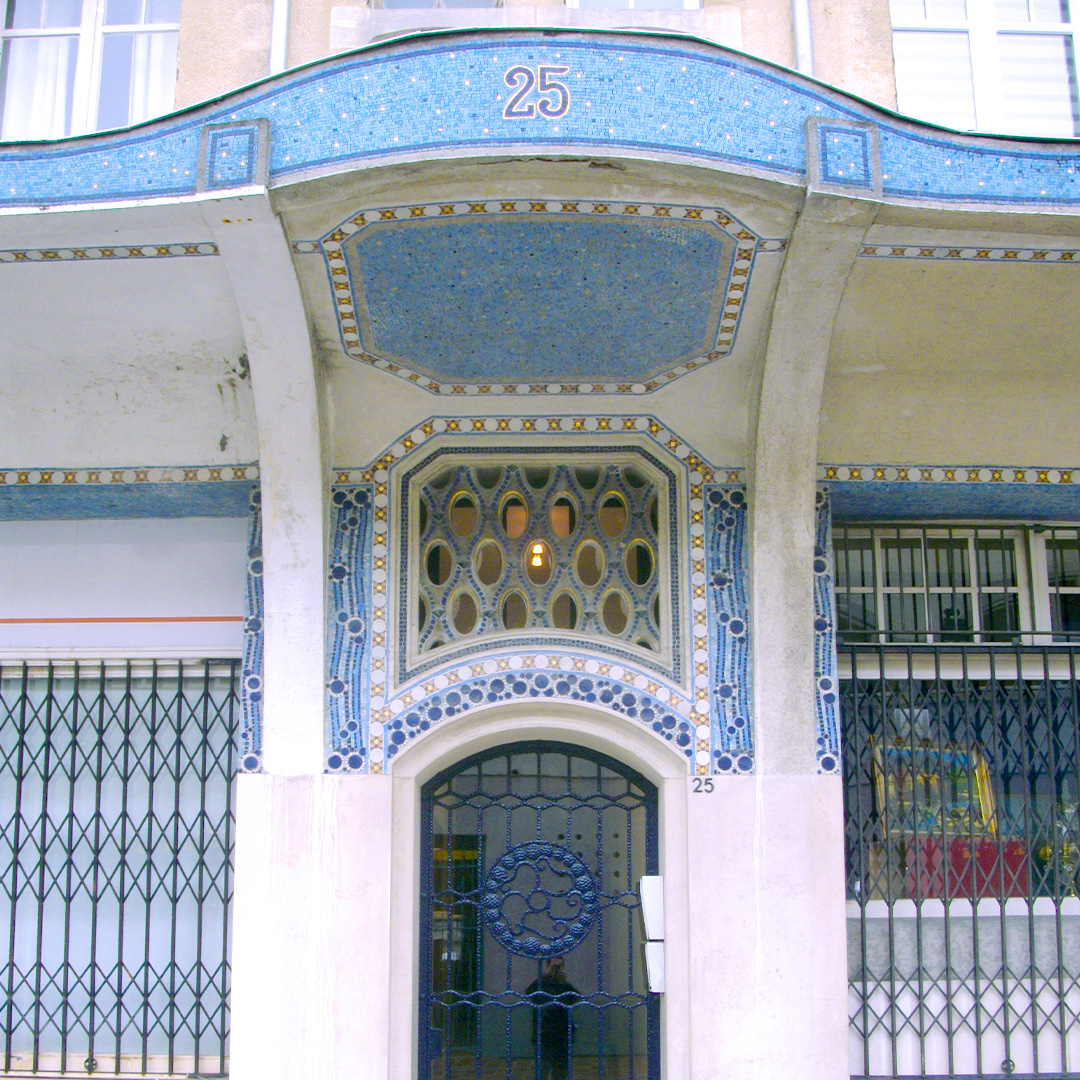 Détail du 25 rue du temple. Architectes Herbé et Deffaux, mosaïques de Gentil et Bourdet, permis de construire 1922.