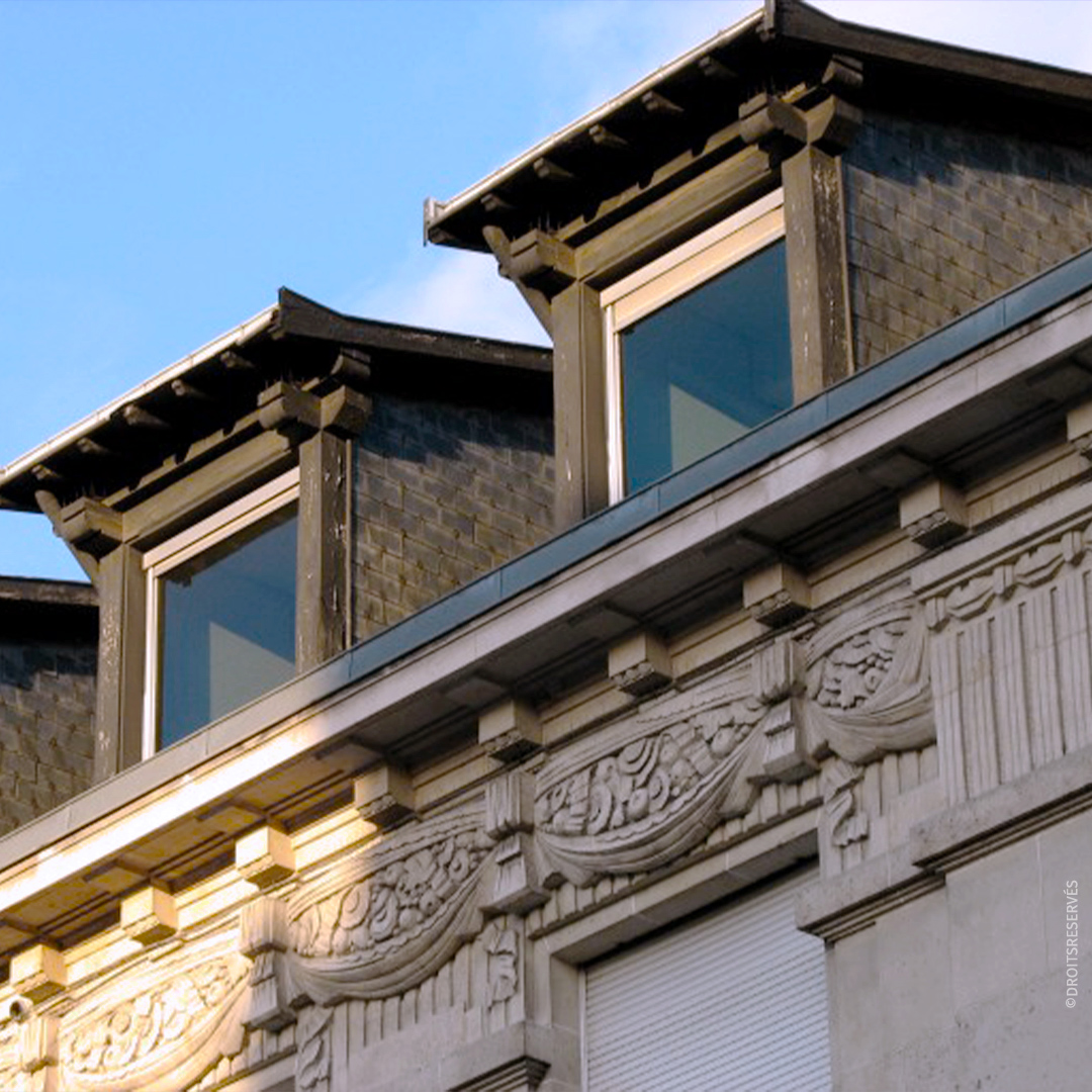 Kroonlijsten met kraagstenen en gesneden fries, onder de daken verlicht door dakkapellen.  ©B.Debrock pour Reims Métropole