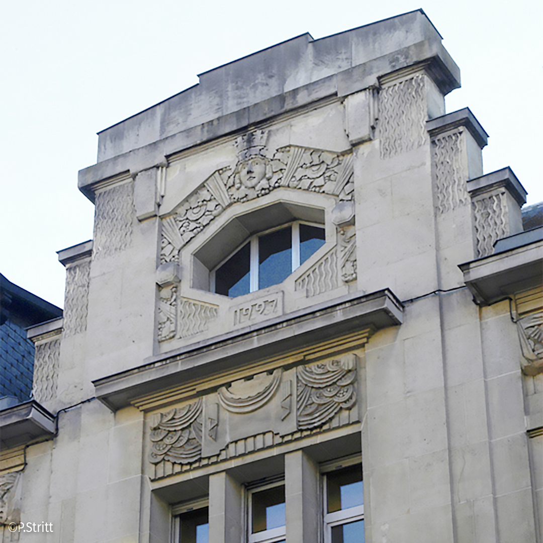 Detail des Giebeldreiecks oberhalb des massiven Eingangsbereichs in der Rue des Elus.© P. Stritt für Reims Métropole
