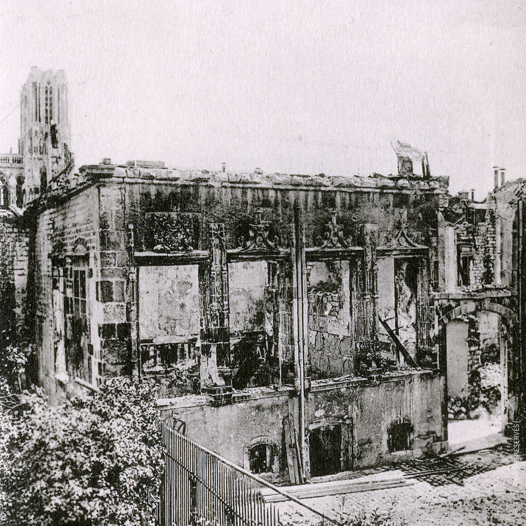 Façade de l'hôtel de Bezannes après la première guerre mondiale. ©Reims, BM