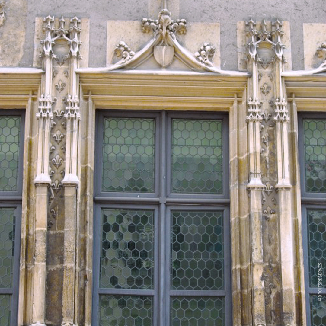 Détail d'une fenêtre latérale : style flamboyant, clochetons, pinaclions, arc en accolade, fleurons en chou frisé et écu. ©B.Debrock pour Reims Métropole