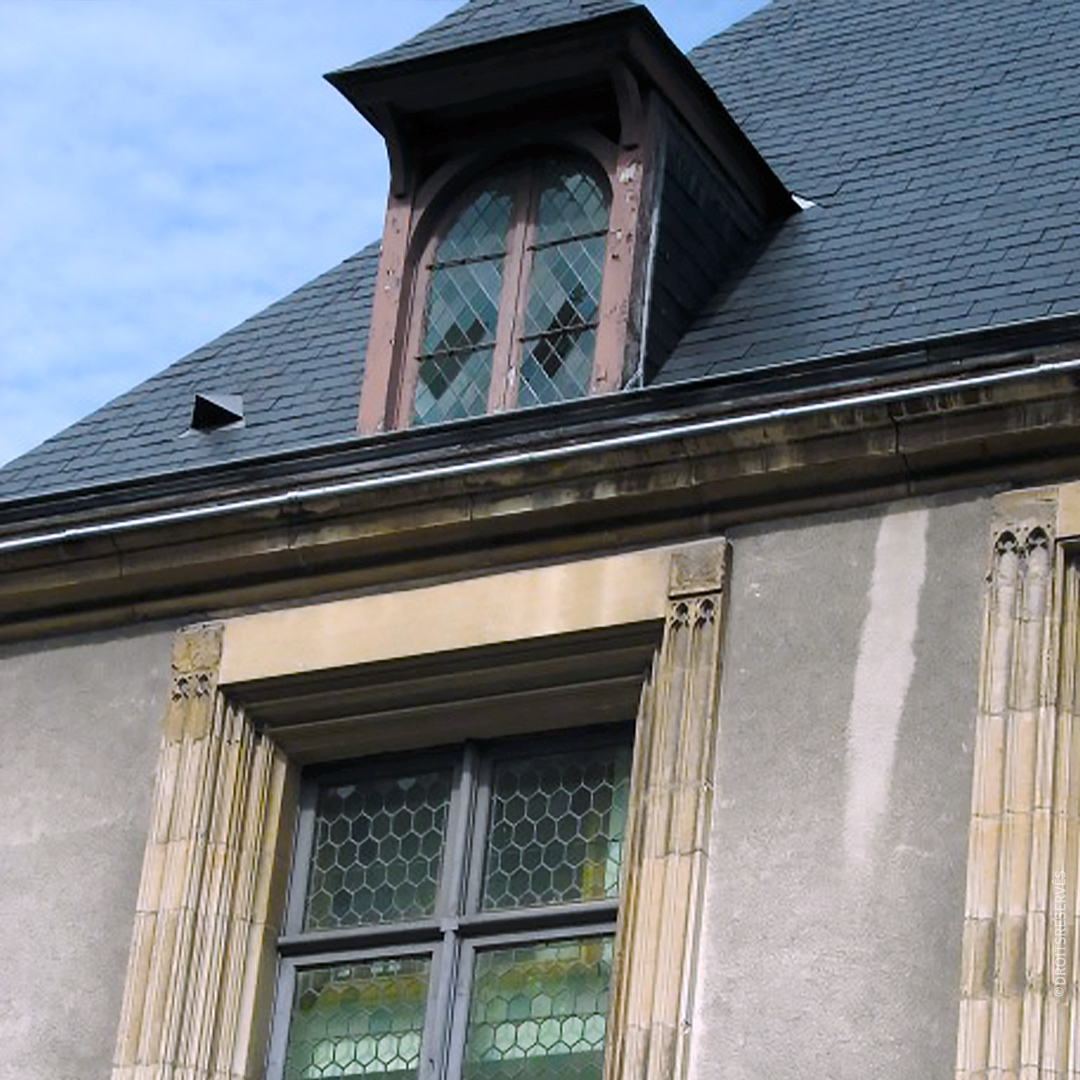 Detail der zur Straße zeigenden Fassade: Zierleisten, die in dreilappigen Mandeln enden. Oberlichter zum Schieben aus den 1920er Jahren. © B. Debrock für Reims Métropole