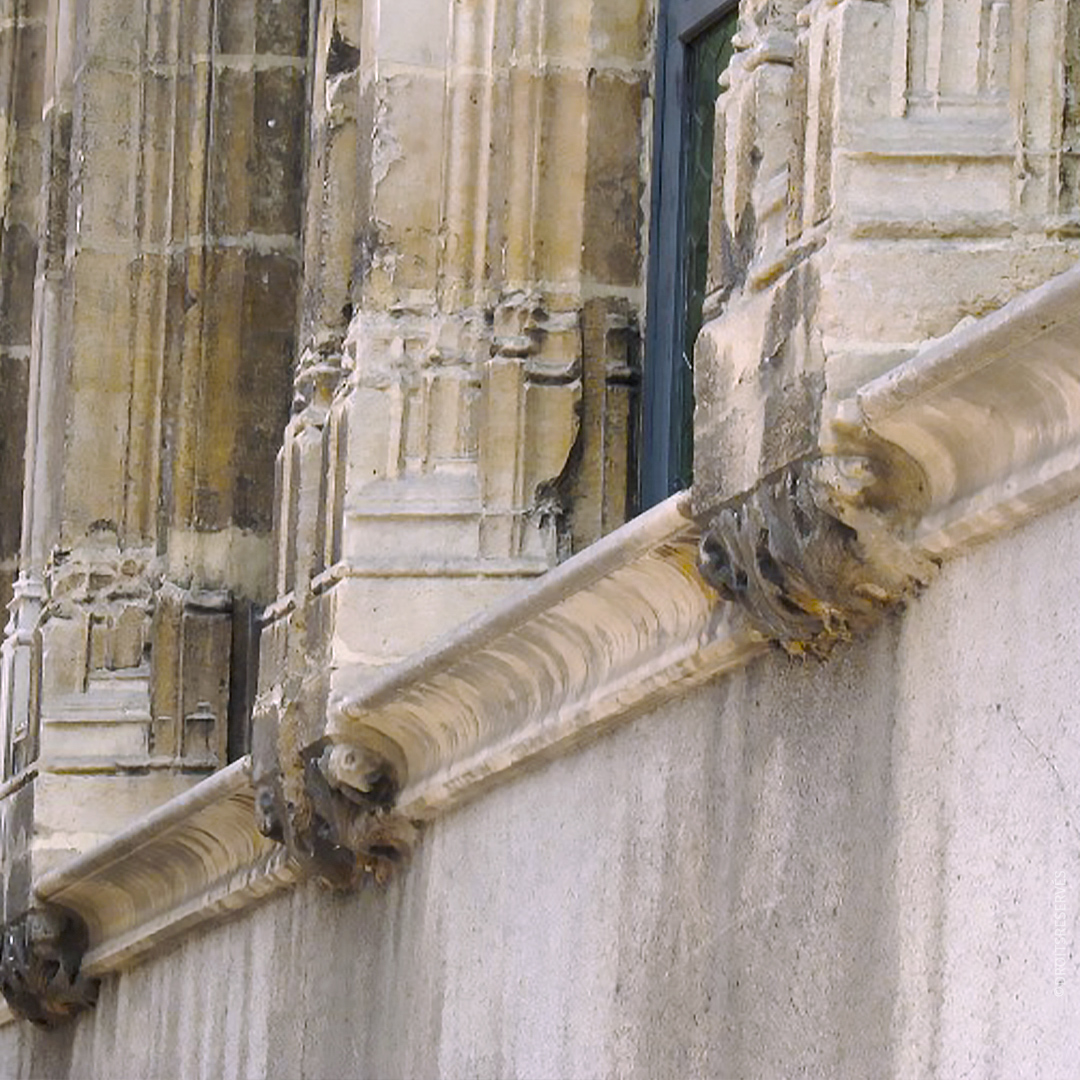 Detail: Blätterwerk in gekräuselter Form an der Basis der Pfeiler zwischen den Fenstern. © B. Debrock für Reims Métropole
