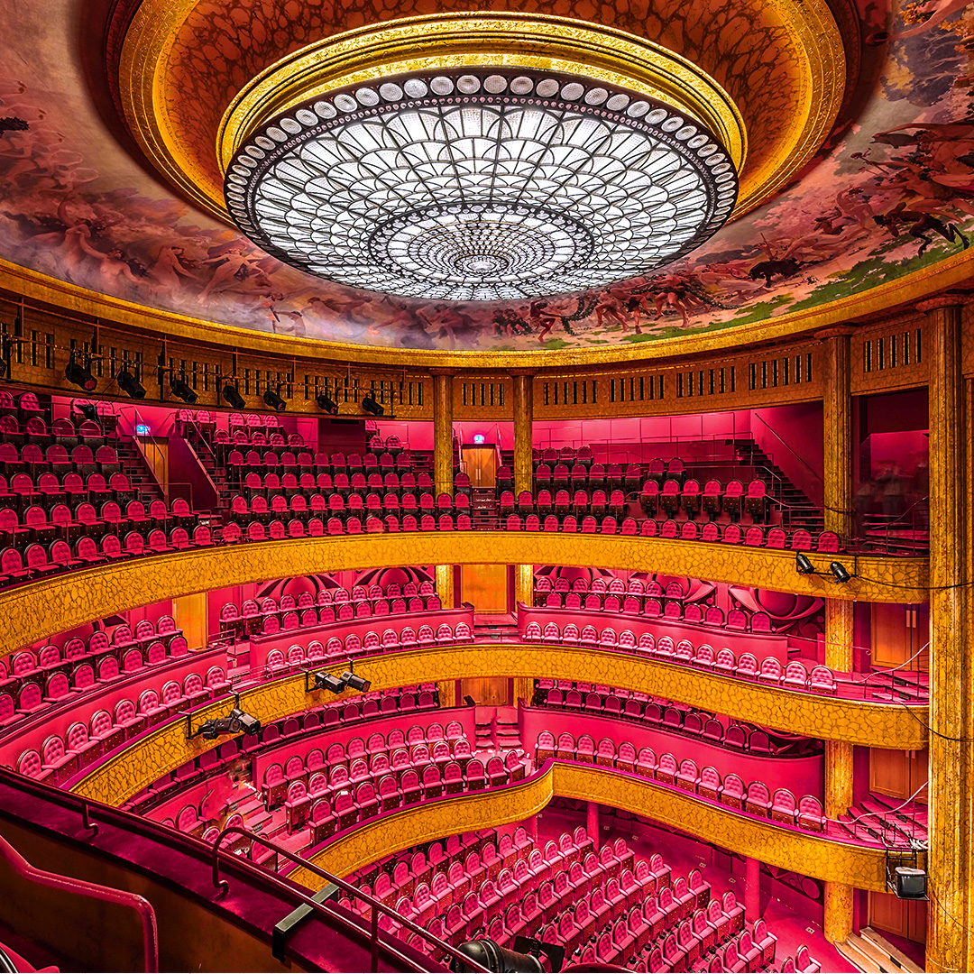Konzertsaal mit Balkonen. Das obere Fresko ist das Werk von René-Achille Rousseau-Decelle. © Stadt Reims