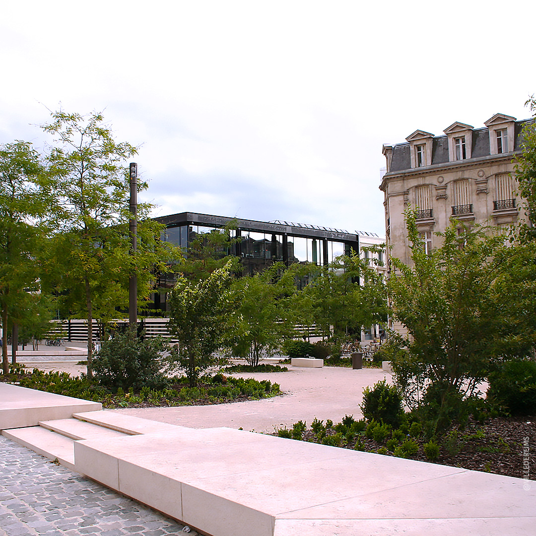 Square of the courthouse, view on the Falala library. ©Ville de Reims