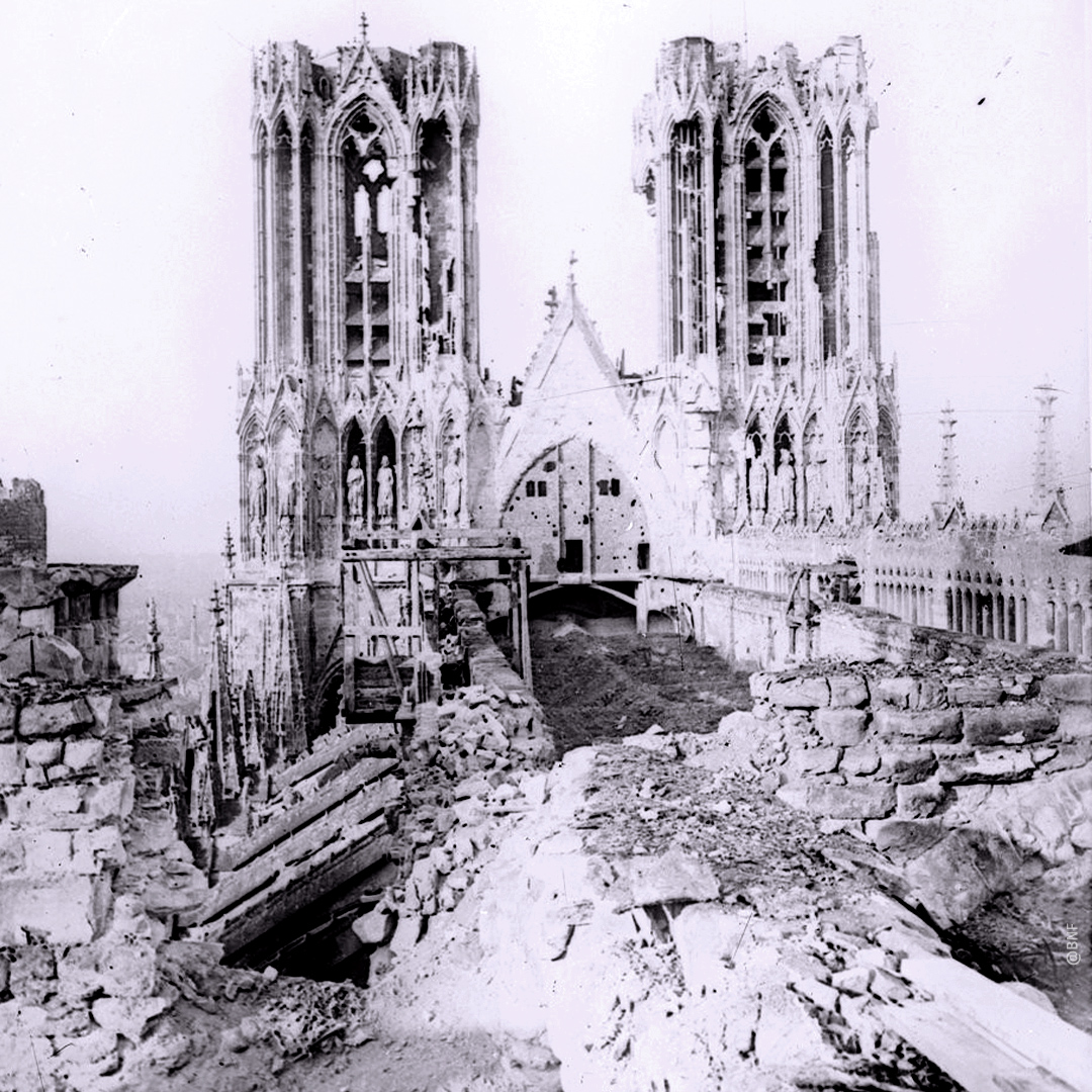 Charpente après les bombardements de 1914. ©BNF