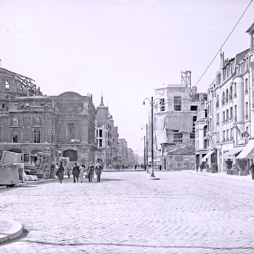 Construction du familistère vue de la rue Carnot, années 1920.  ©BNF