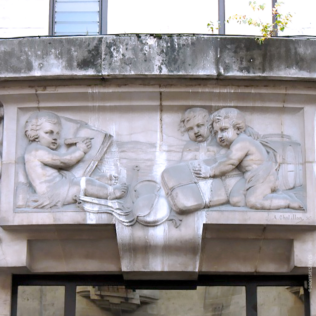 Giebelfeld mit Figuren am Eingang an der Rue de Talleyrand. © M. Bennani für Reims Métropole