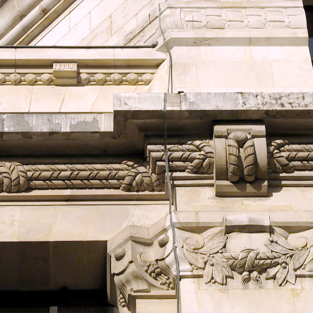 Detail der Ornamente des Gesims und der Kapitelle der großen horizontalen Stützen. © B. Debrock für Reims Métropole