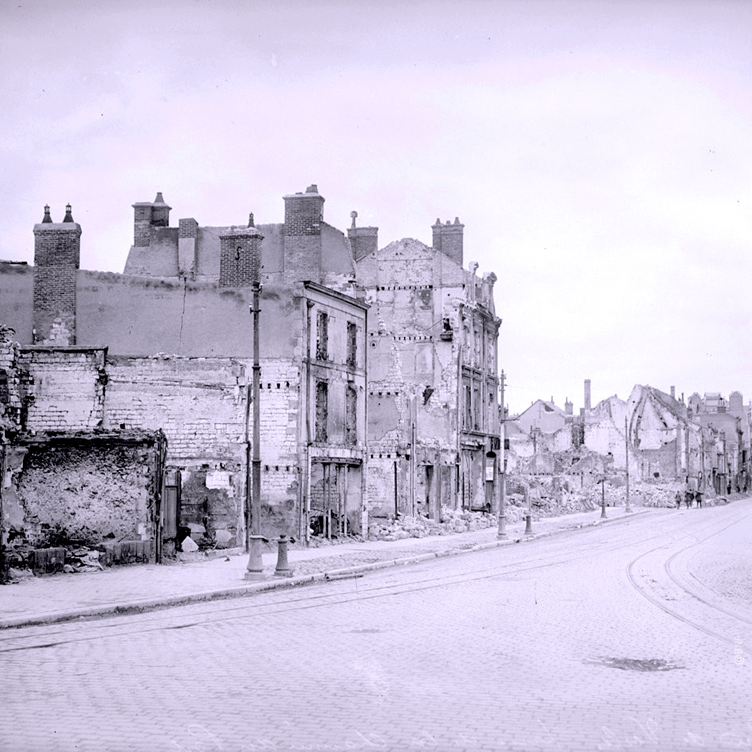 Rue de Vesle na de bombardementen in 1914. ©BNF