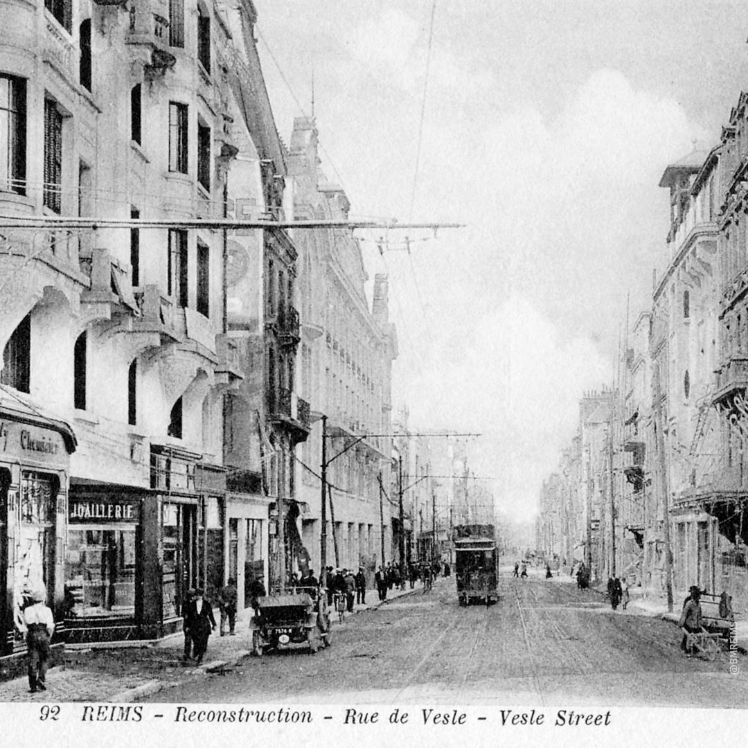 Die Rue de Vesle 1920 aus Anlass des Wiederaufbaus. © AMCR