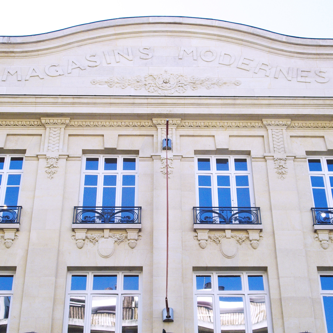 The name “Magasins Modernes” carved on a pediment.